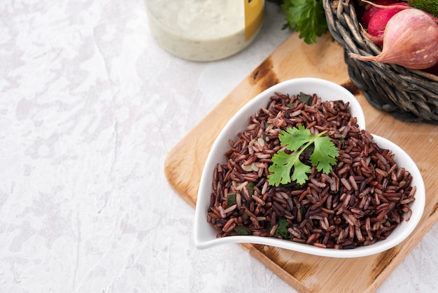 Espaço arroz vermelho orgânico com comida vegetal