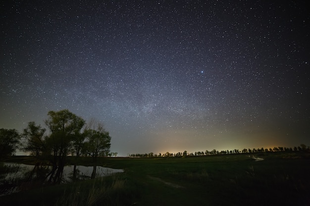 Espaço com as estrelas da via láctea no céu noturno