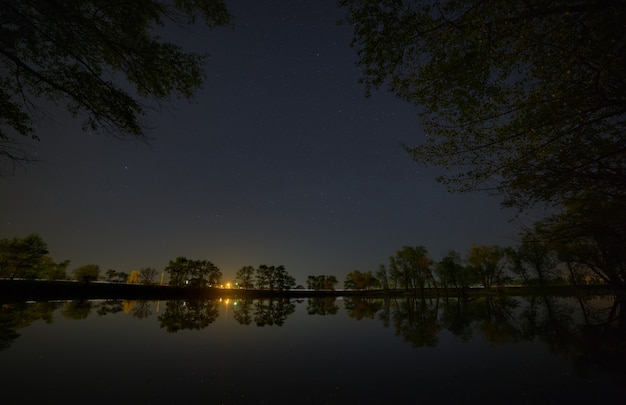 Espaço com estrelas no céu noturno