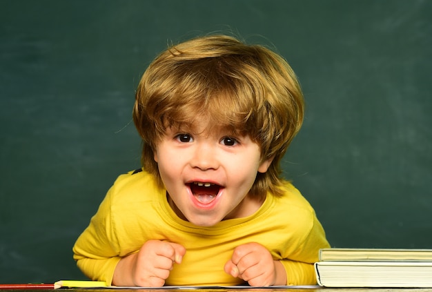 Espaço da cópia do quadro-negro. Conceito de educação científica. Escola de crianças. Menino do ensino fundamental no