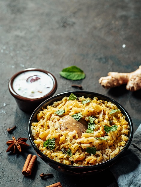 Espaço de cópia de arroz biryani de frango paquistanês