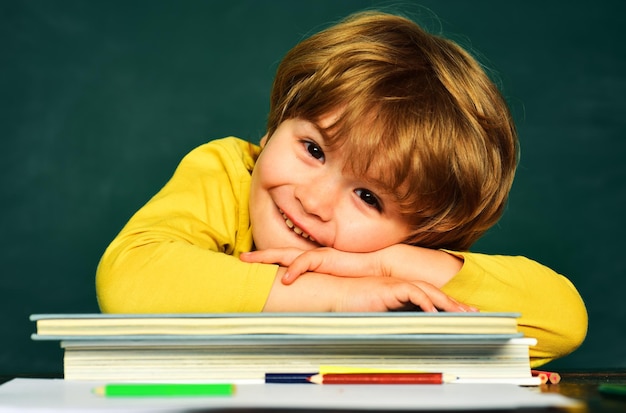 Espaço de cópia de quadro-negro De volta à escola e tempo feliz De volta à escola Aluno