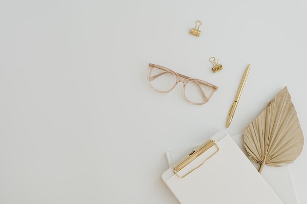 Espaço de cópia em branco Flatlay Clipboard tan folha de ventilador óculos clips em fundo branco Espaço de trabalho de mesa de escritório em casa Estética modelo de trabalho de negócios Vista superior plana