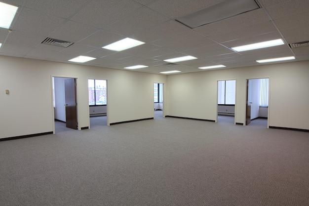 Espaço de escritório comercial vazio e espaçoso com iluminação natural em Fort Wayne