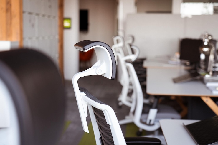 Foto espaço de escritório encosto de cadeira de escritório
