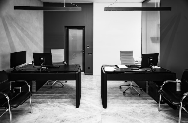 Espaço de escritório moderno com mesas e cadeiras computadores e materiais de escritório sem funcionários