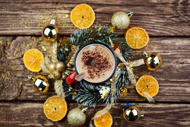 espaço de mesa de madeira caneca vermelha e árvore de natal