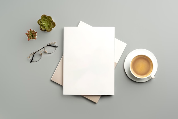 Espaço de trabalho aconchegante com bloco de notas, caneta, óculos e café em mesa minimalista