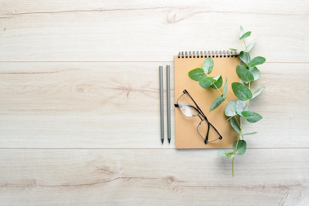 Espaço de trabalho com caderno em branco Mesa de mesa de escritório com vista superior plana