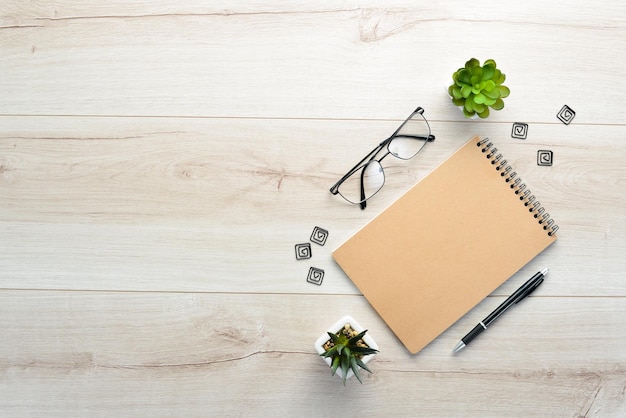 Espaço de trabalho com caderno em branco mesa de mesa de escritório com vista superior plana