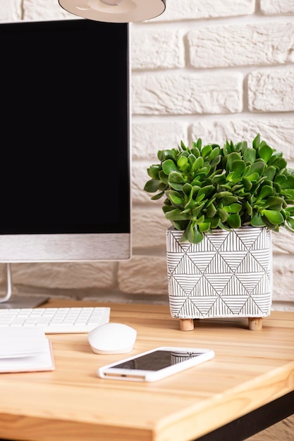 Espaço de trabalho com computador em casa