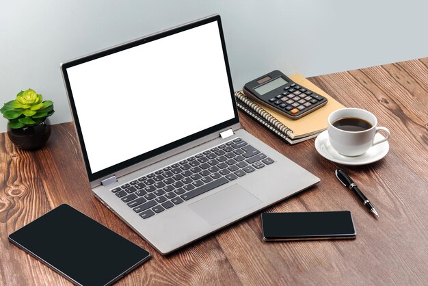 Espaço de trabalho com escritório criativo de laptop de tela em branco