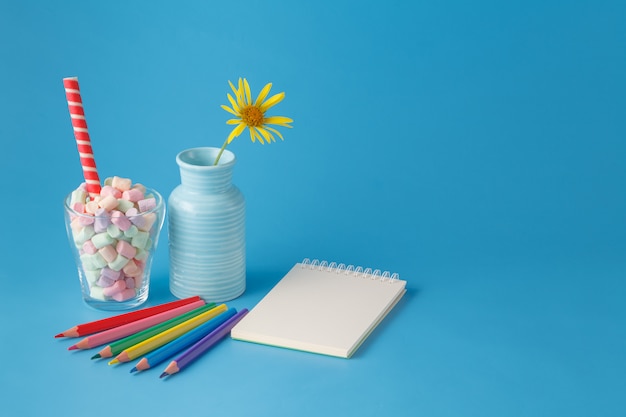 Foto espaço de trabalho com lápis de cor e caderno