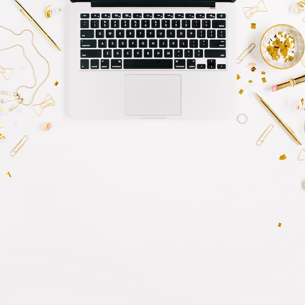 Foto espaço de trabalho com laptop, acessórios femininos estilo ouro