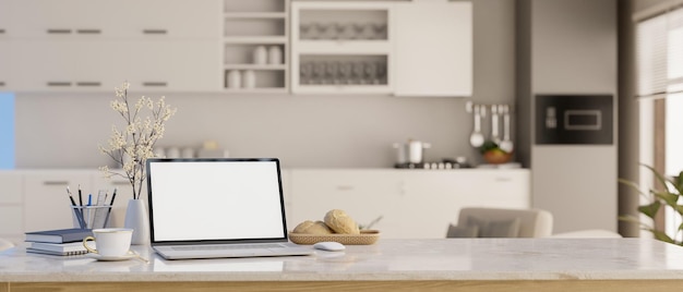 Espaço de trabalho com maquete de computador portátil de tela branca na cozinha moderna do apartamento