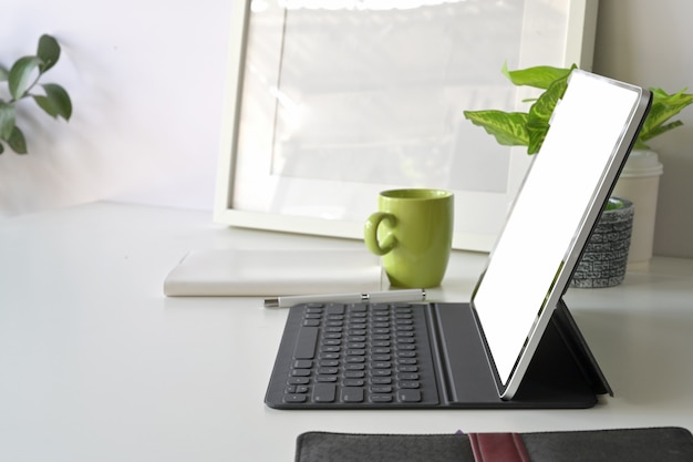 Espaço de trabalho com tablet de tela em branco de maquete