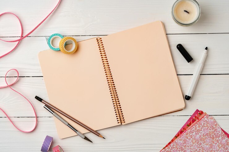 Foto espaço de trabalho criativo com papelão aberto e itens decorativos em uma mesa de madeira
