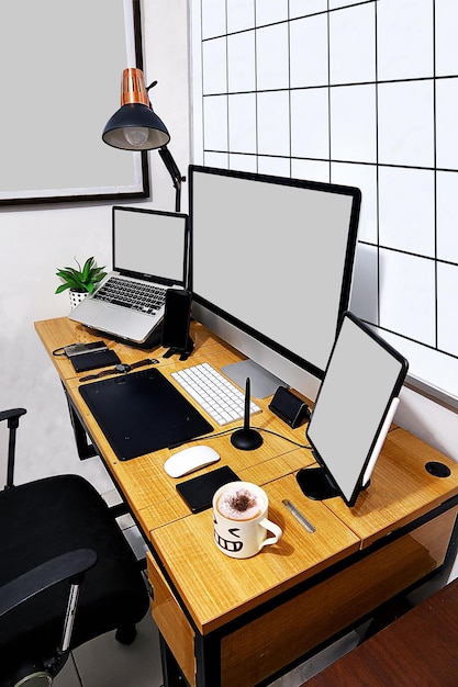 Espaço de trabalho criativo moderno na mesa de madeira no estúdio.