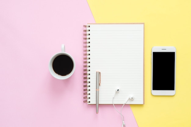 Espaço de trabalho da mesa de escritório - vista plana plana do espaço de trabalho com caderno branco em branco