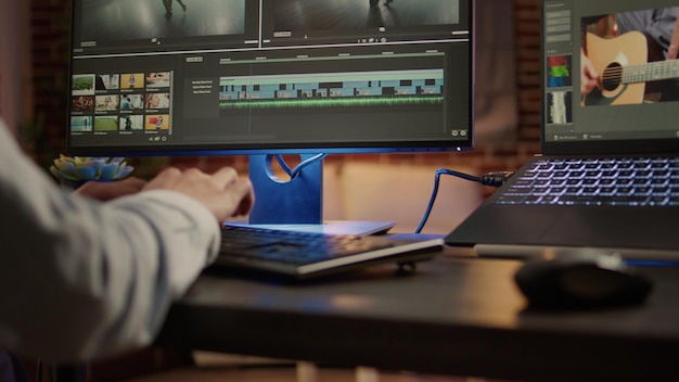 Espaço de trabalho de edição de vídeo com computador e portátil
