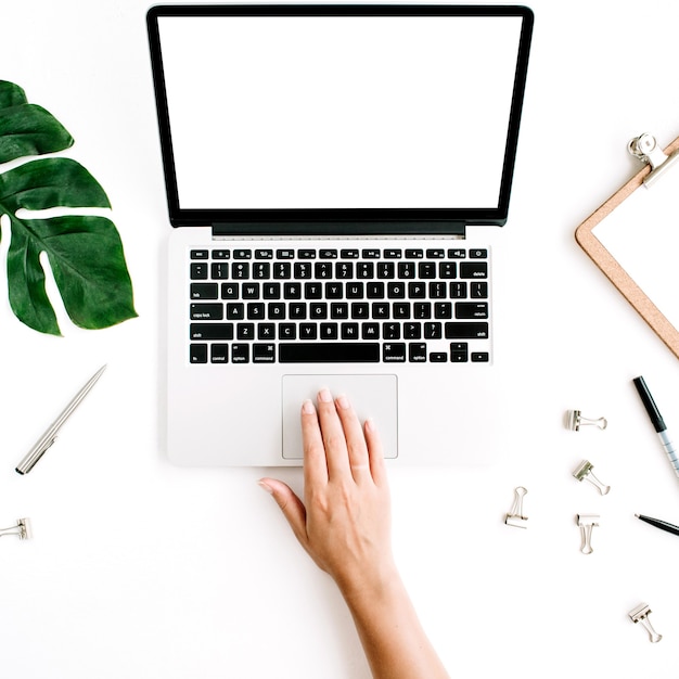 Espaço de trabalho de escritório em casa com as mãos trabalhando no teclado do laptop