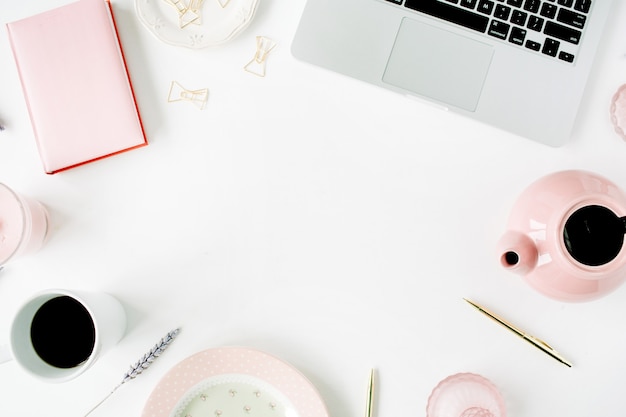 Espaço de trabalho de escritório em casa feminino de moda plana leigos. Laptop, bule rosa, diário, café, caneta dourada e clipes