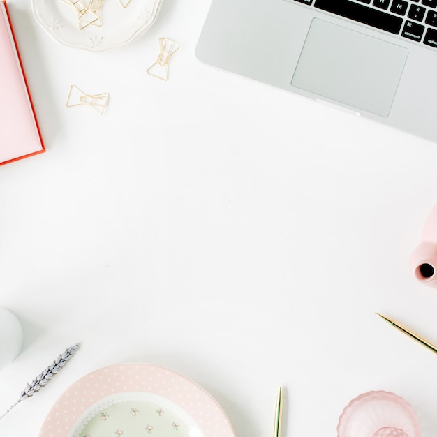 Espaço de trabalho de escritório em casa feminino de moda plana leigos. Laptop, bule rosa, diário, café, caneta dourada e clipes