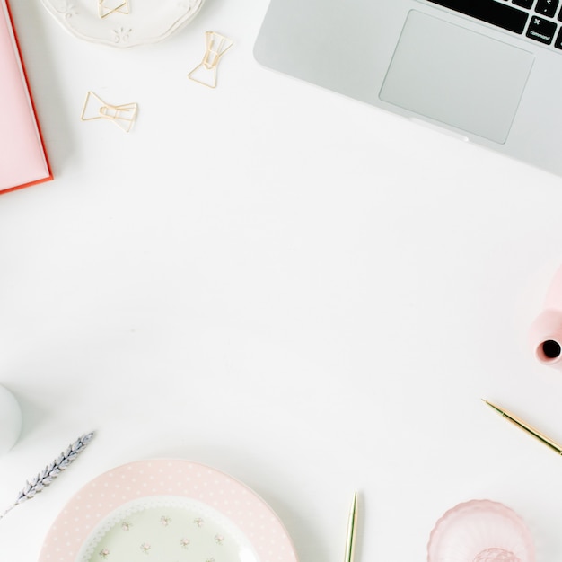 Espaço de trabalho de escritório em casa feminino de moda plana leigos. Laptop, bule rosa, diário, caneta dourada e clipes