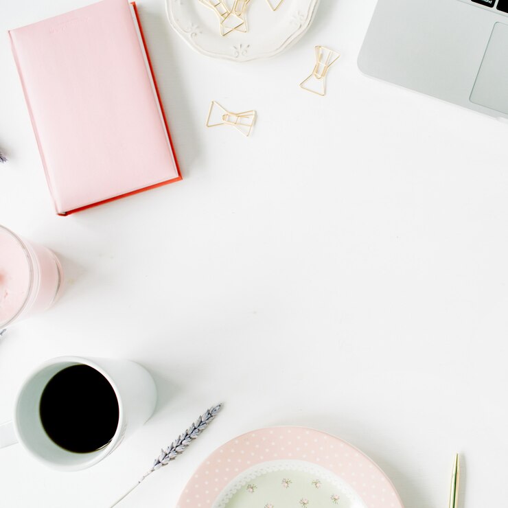 Espaço de trabalho de escritório em casa feminino de moda plana leigos. Laptop, diário rosa, café, caneta dourada e clipes