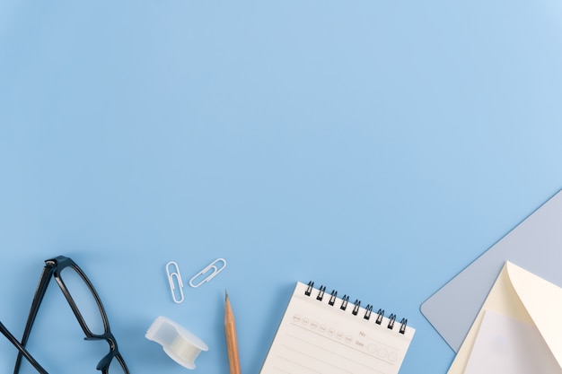 Espaço de trabalho de escritório plana leigos, vista superior com caderno em branco, teclado