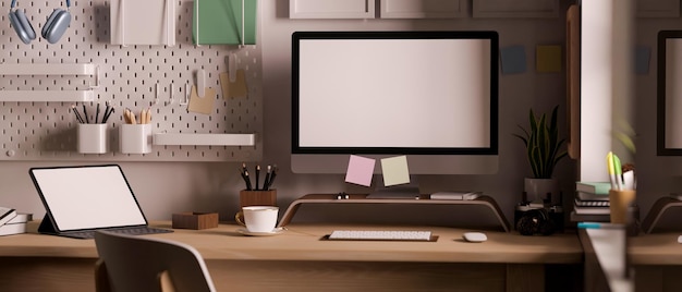 Espaço de trabalho de estúdio moderno em casa com computador PC e maquete de tablet na mesa de madeira