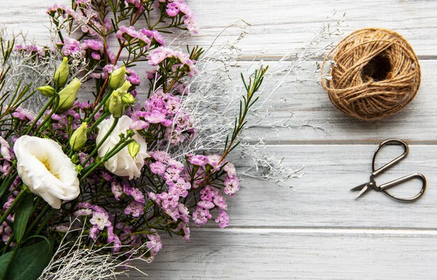 Espaço de trabalho de florista com flores