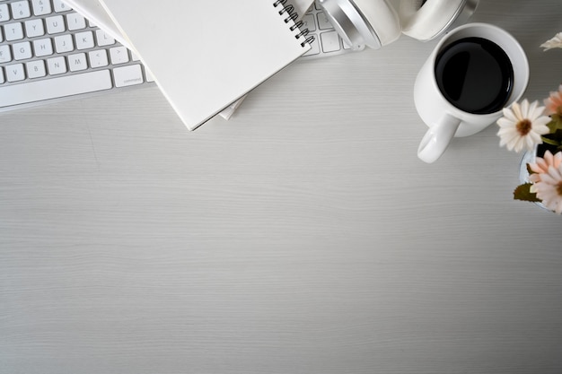 Espaço de trabalho de madeira branco com acessórios de computador e escritório de teclado moderno desktop