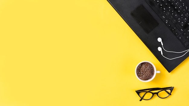 Foto espaço de trabalho de mesa com vários elementos