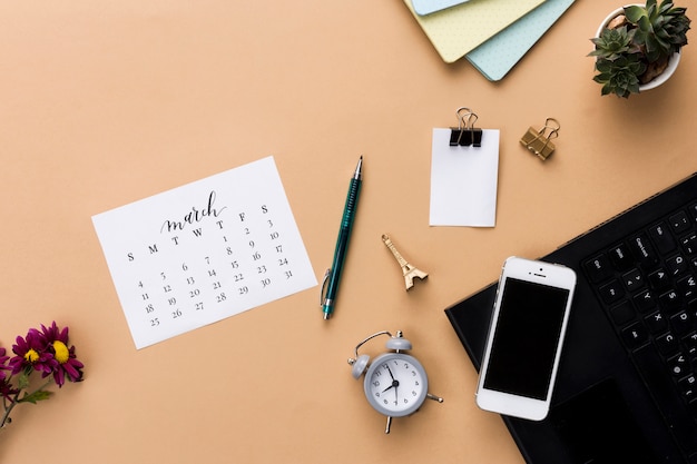 Foto espaço de trabalho de mesa com vários elementos