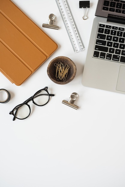 Foto espaço de trabalho de mesa de escritório em casa estética com material de papelaria de almofada de mesa de computador portátil em fundo branco conceito de mídia social de site de blog com vista superior plana leiga com espaço de cópia limpo