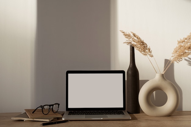 Espaço de trabalho de mesa de escritório em casa estético com sombras de luz solar na parede.