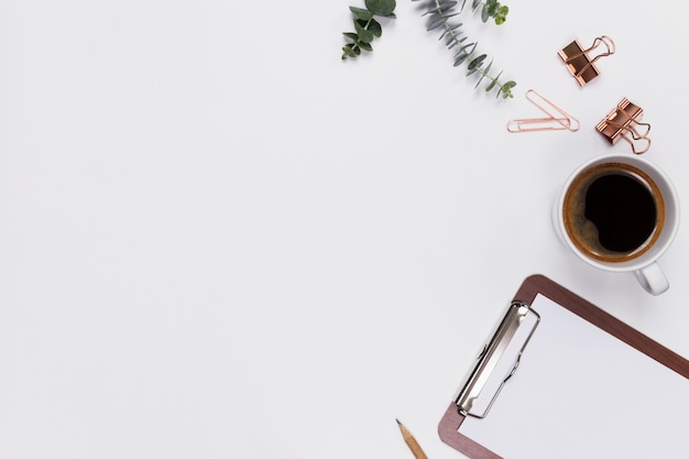 Foto espaço de trabalho de mesa de escritório em casa mulher com laptop