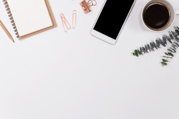 Foto espaço de trabalho de mesa de escritório em casa mulher com laptop