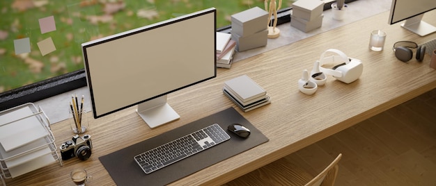 Espaço de trabalho de mesa de escritório moderno com material de escritório de maquete de computador e decoração em mesa de madeira