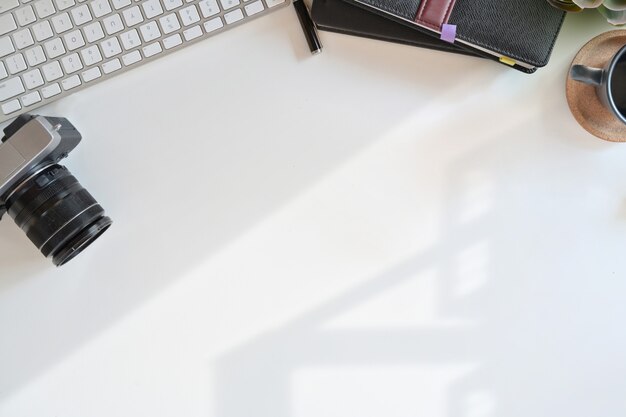 Espaço de trabalho de mesa de madeira branca de hipster mínimo com espaço de gadget e cópia