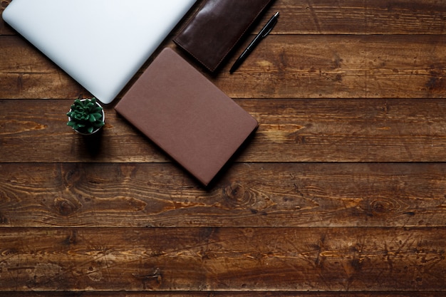 Espaço de trabalho de um empresário. vista de cima . café notebook e laptop na área de trabalho com nota preta.