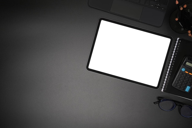 Espaço de trabalho do contador com calculadora digital tablet e óculos em couro preto