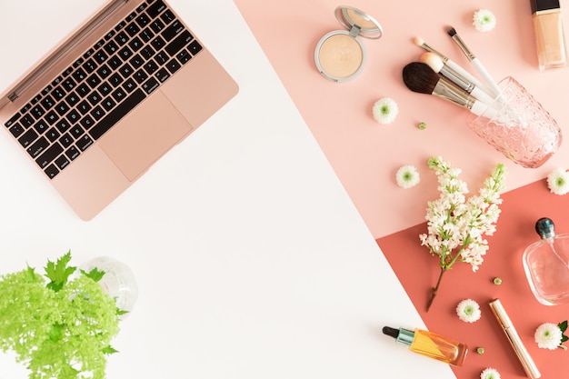 Espaço de trabalho do escritório de mulheres de moda em casa isolado no coral rosa branco.