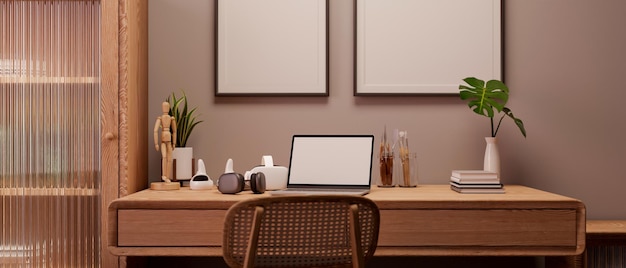 Espaço de trabalho doméstico minimalista com laptop de móveis de madeira e decoração em mesa de madeira contra a parede