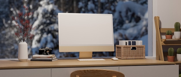 Foto espaço de trabalho doméstico moderno na noite de inverno, maquete da tela do computador com mesa de madeira closeup, prateleira de cactos, neve na árvore da vista de uma janela grande, renderização em 3d, ilustração em 3d