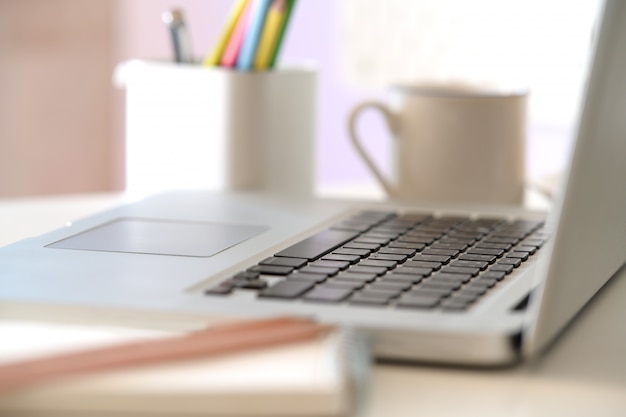 Espaço de trabalho e laptop na mesa