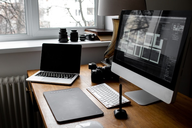 Foto espaço de trabalho elegante com laptop em casa ou estúdio