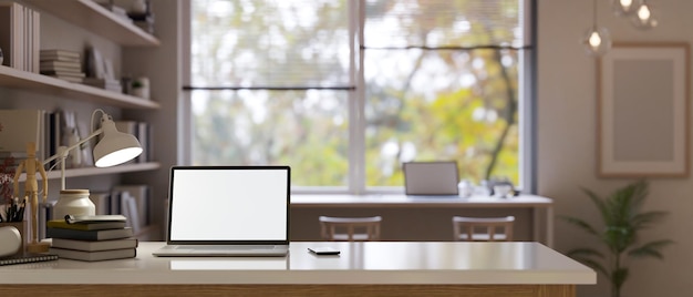 Espaço de trabalho em casa com maquete de laptop em uma mesa na sala contemporânea moderna