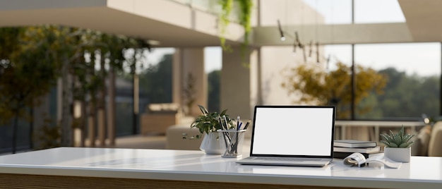 Espaço de trabalho em casa com maquete de laptop na mesa branca na moderna sala de estar contemporânea